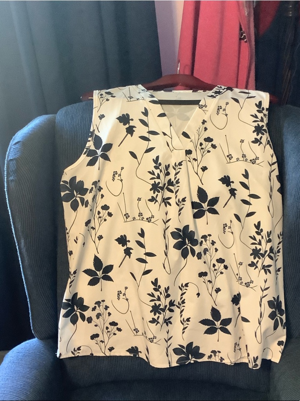 Sleeveless V-Neck Floral Shell Top - White with Black Print